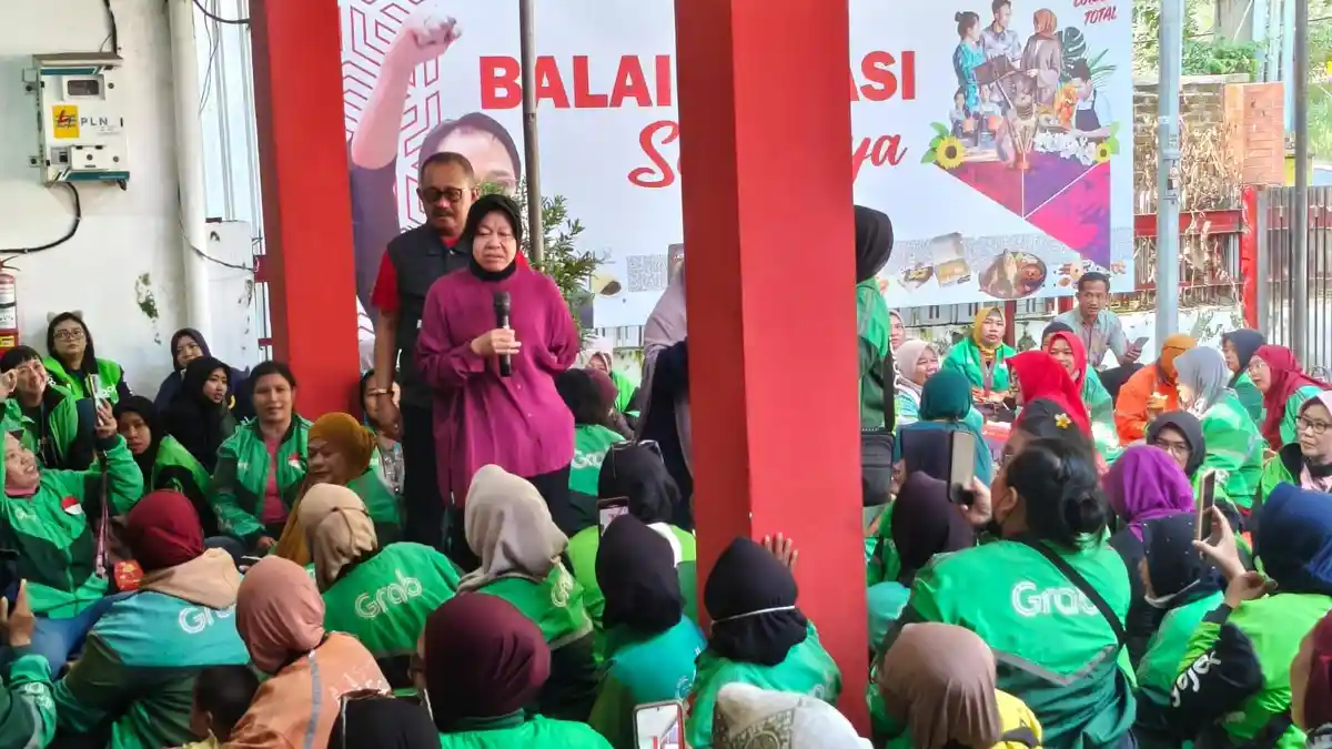 Sumringah di Hari Buruh, 250 Ojol Perempuan Surabaya Terima Sembako Dari PDIP