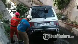 kecelakaan-di-surabaya-mobil-tercebur-parit-di-Frontage-Ahmad-Yani-surabaya.jpg