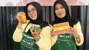 Siti-Nur-Afidah-menunjukkan-produk-UMKM-jamu-temulawak-dari-Kelurahan-Ngipik.jpg