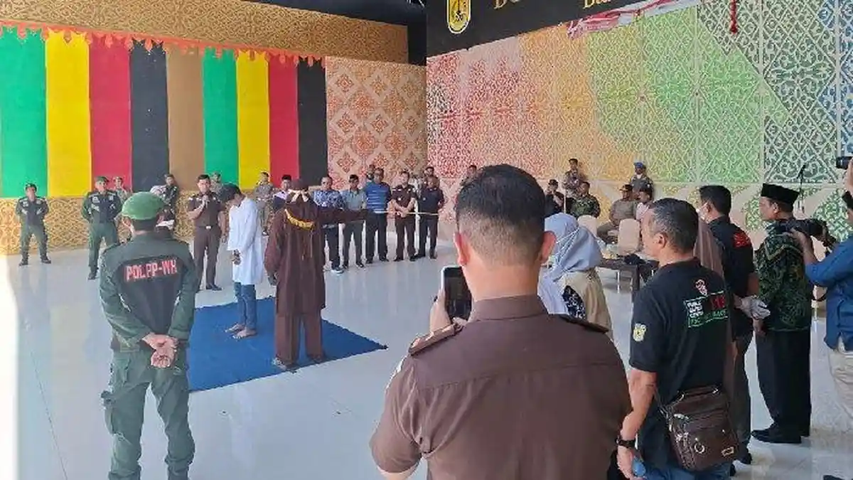 Dua Terpidana Jarimah Ikhtilat di Banda Aceh Dicambuk di Taman Bustanussalatin