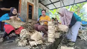 Perajin-menganyam-besek-bambu-di-Dukuh-Bero-Kecamatan-Trucuk.jpg