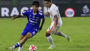 Pemain-muda-Persib-Bandung-Nazriel-Alfaro-Lawan-Borneo-FC.jpg