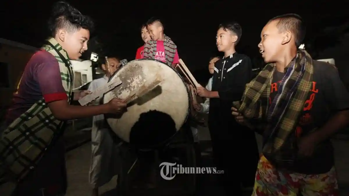 Mengenal Musaharati, Tradisi Membangunkan Sahur di Arab Saudi, Orang ...