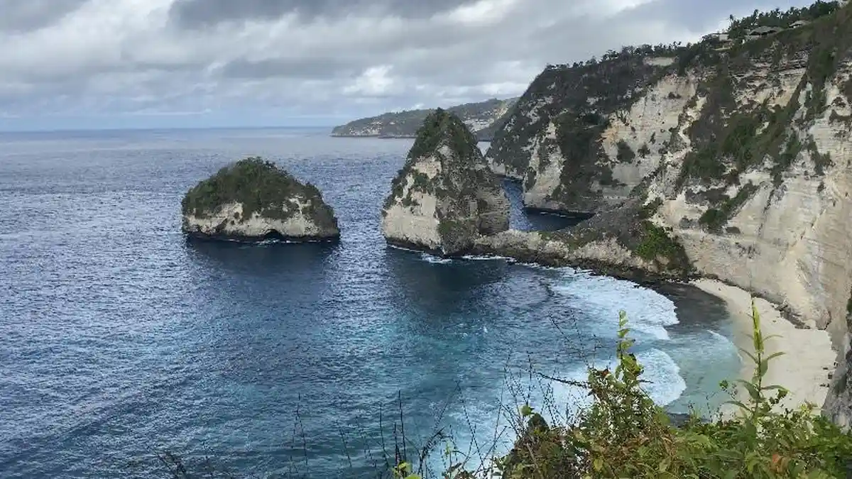 3 Daya Tarik Diamond Beach Nusa Penida yang Dikenal Sebagai Surga Tersembunyi di Bali