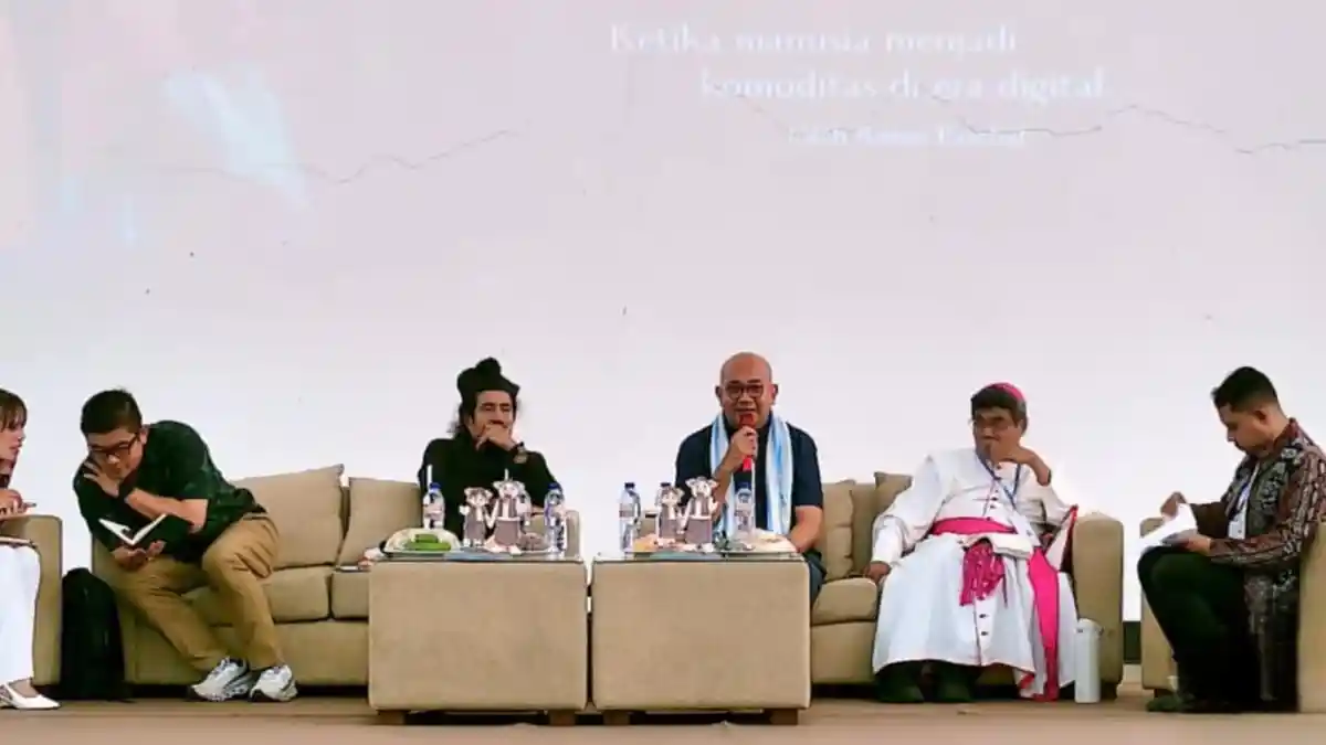 Romo Pashalis Ingatkan Orang Muda di Sikka Waspadai Jerat TPPO di Era Digital - Pos-kupang.com