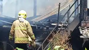 Rumah-milik-warga-di-Lingkungan-Baruga-hangus-terbakar.jpg