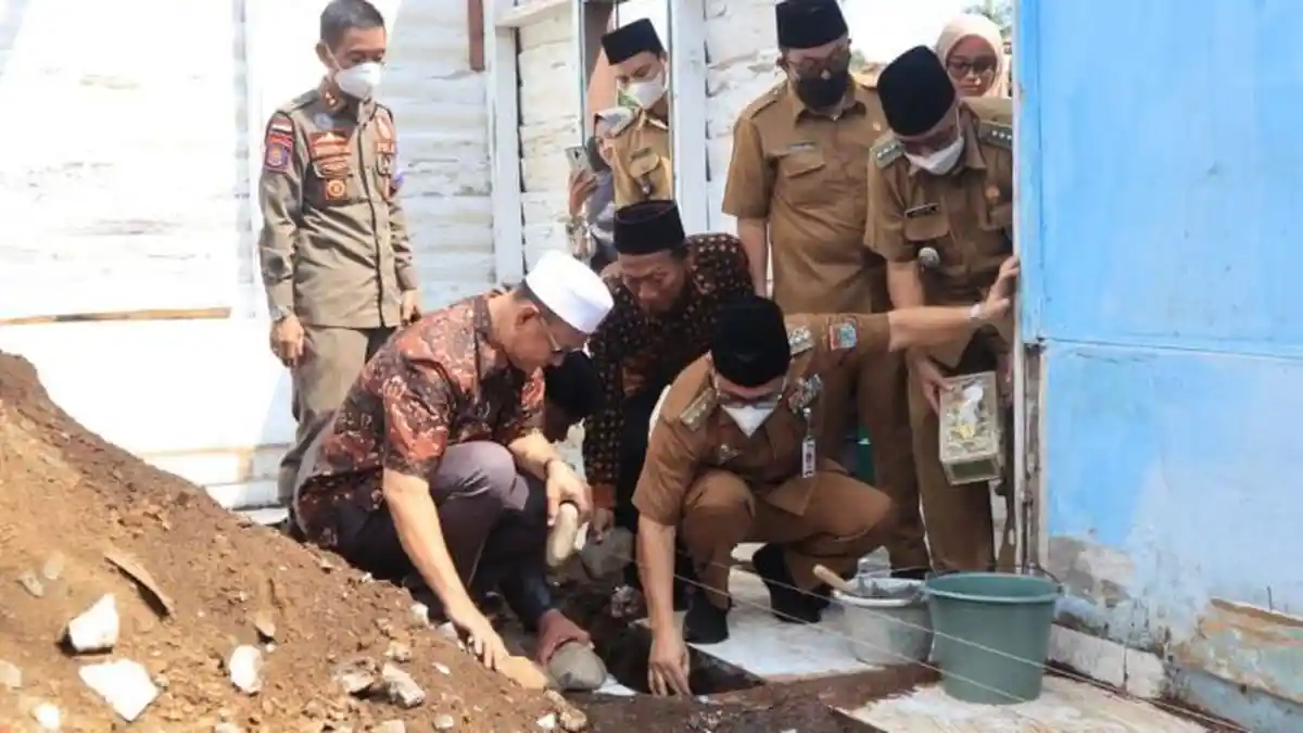 Prana Putra Sohe Letakkan Batu Pertama Pembangunan Pondok Pesantren Keluarga Muslim
