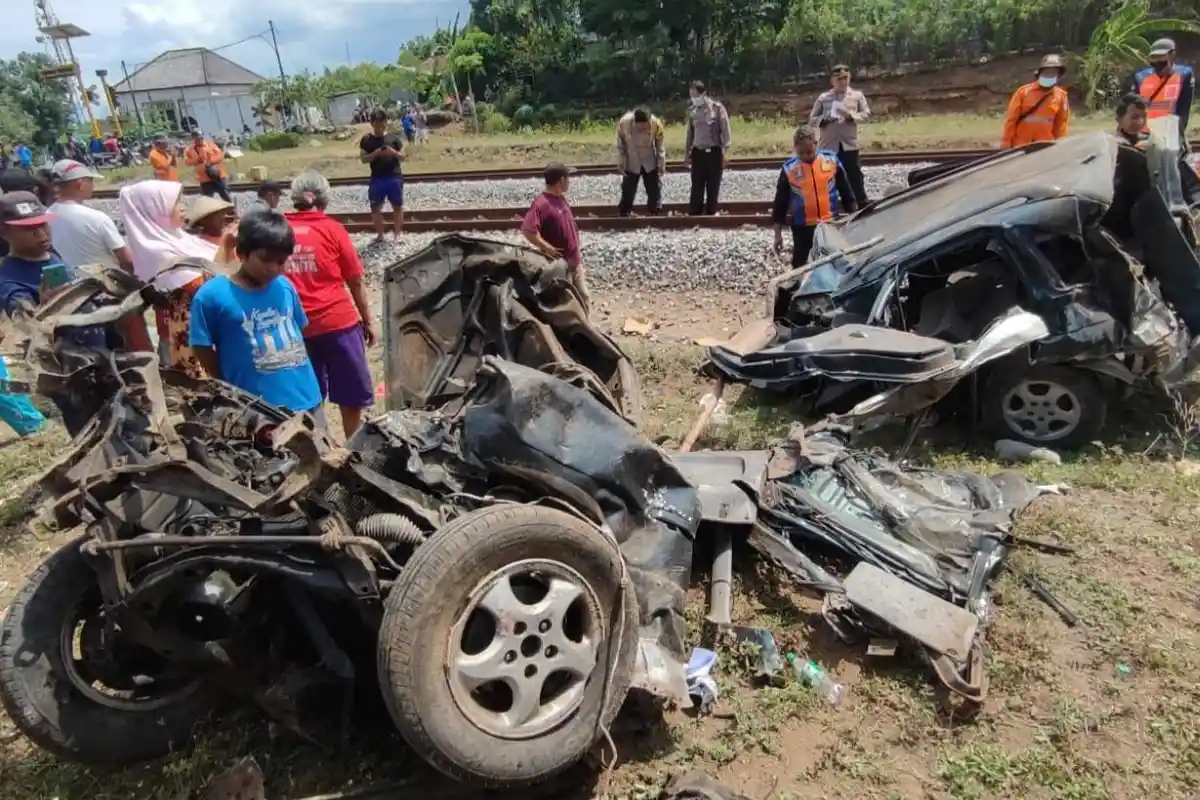 Ngerinya Detik-detik Kecelakaan di Nganjuk, Mobil Tertabrak Kereta Api, 2 Orang Tewas