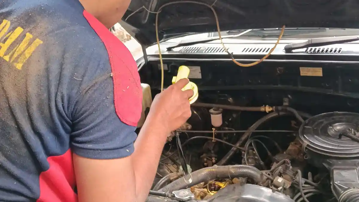 Ular Bersembunyi di Mesin Mobil Warga Kediri, Damkar Lakukan Evakuasi