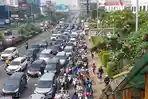 antrean-kendaraan-mengular-di-jalan-ahmad-yani-bekasi.jpg
