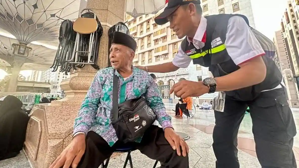 Tim PKP3JH Bantu Jemaah yang Tertinggal Temannya dan Tersesat di Masjid Nabawi