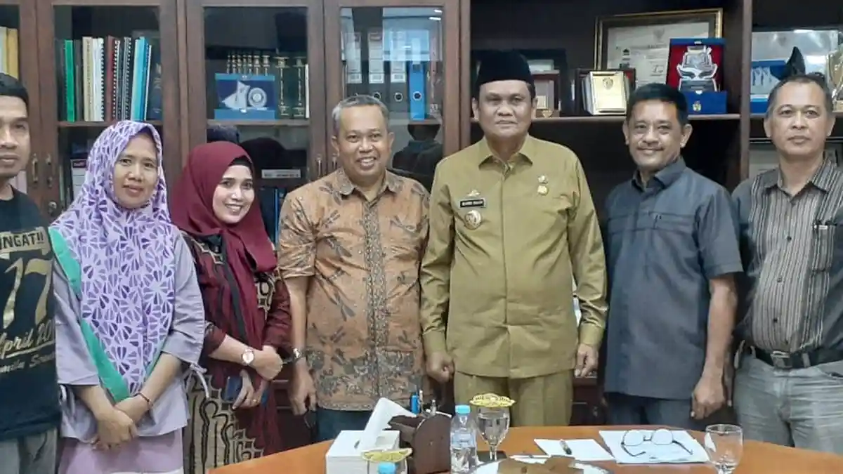 KPU Barru Serahkan Berkas Hasil Pileg 2019 ke Bupati Suardi Saleh