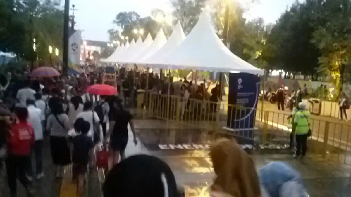 Hujan Deras, Penonton ''Becek-becekan'' Nonton Closing Asian Games 2018