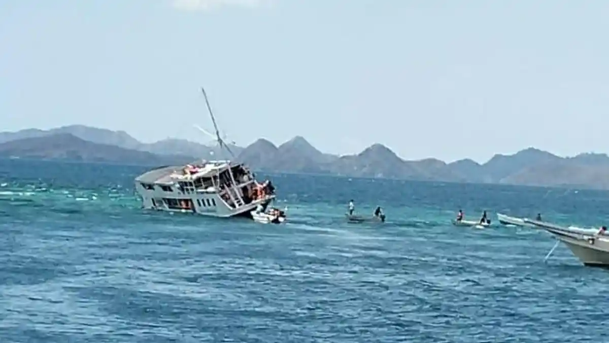 Kapal Wisata di Labuan Bajo Yang Kandas Angkut 37 Wisatawan