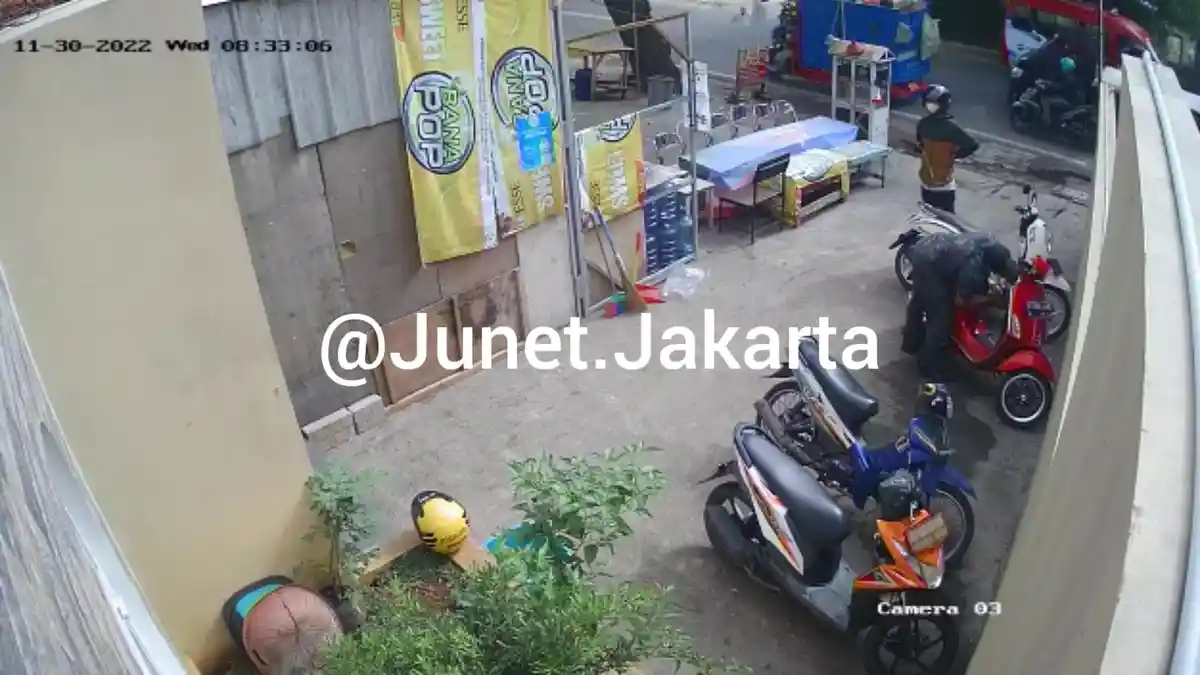 Terekam CCTV, Maling Bawa Kabur Vespa Piaggio Matic di Kembangan