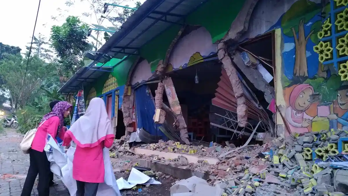 Truk Tangki Pertamina Tabrak Bangunan TK, Kepala Sekolah Menangis Histeris