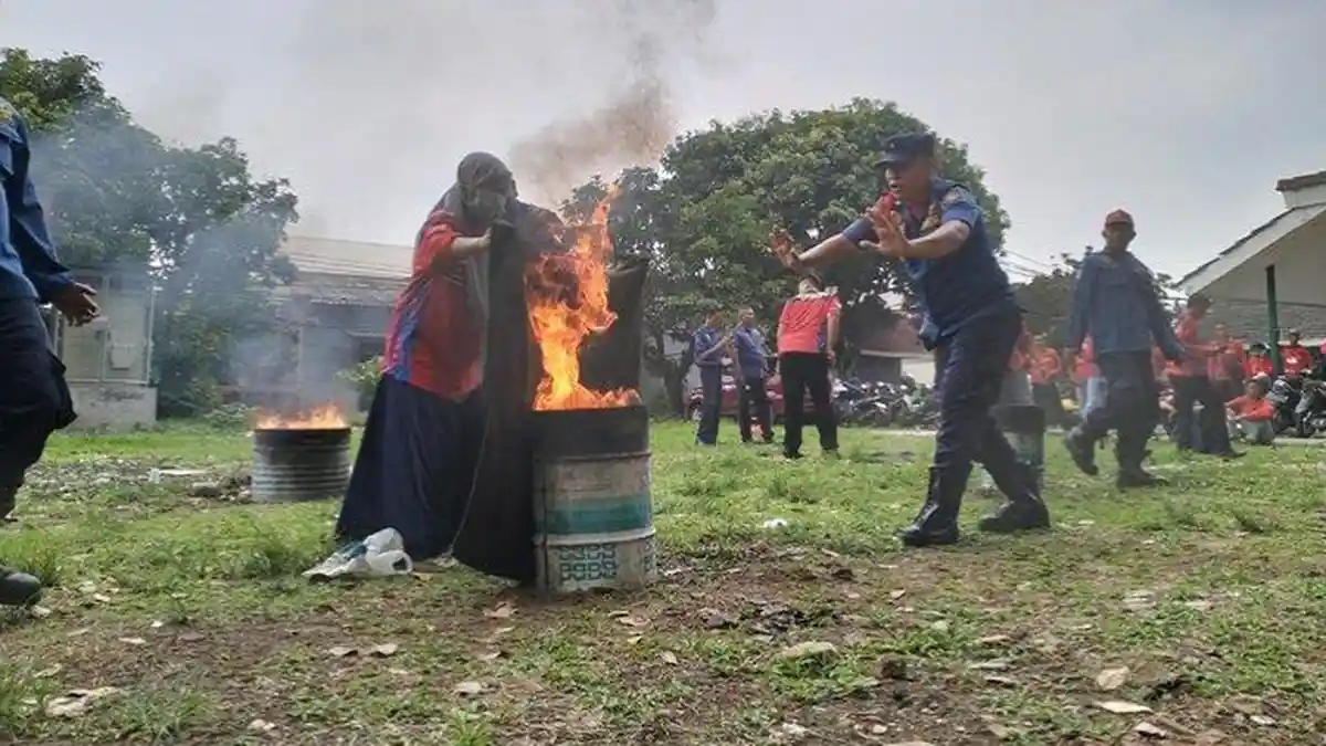 Damkar Tangsel Latih 107 Relawan Asal Kecamatan Setu Atasi Ular dan Padamkan Api