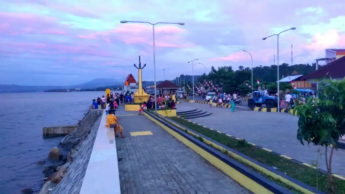 Warga Amurang Tak Sabar Tunggu Gerhana Bulan di Tugu 'Aim Amurang'