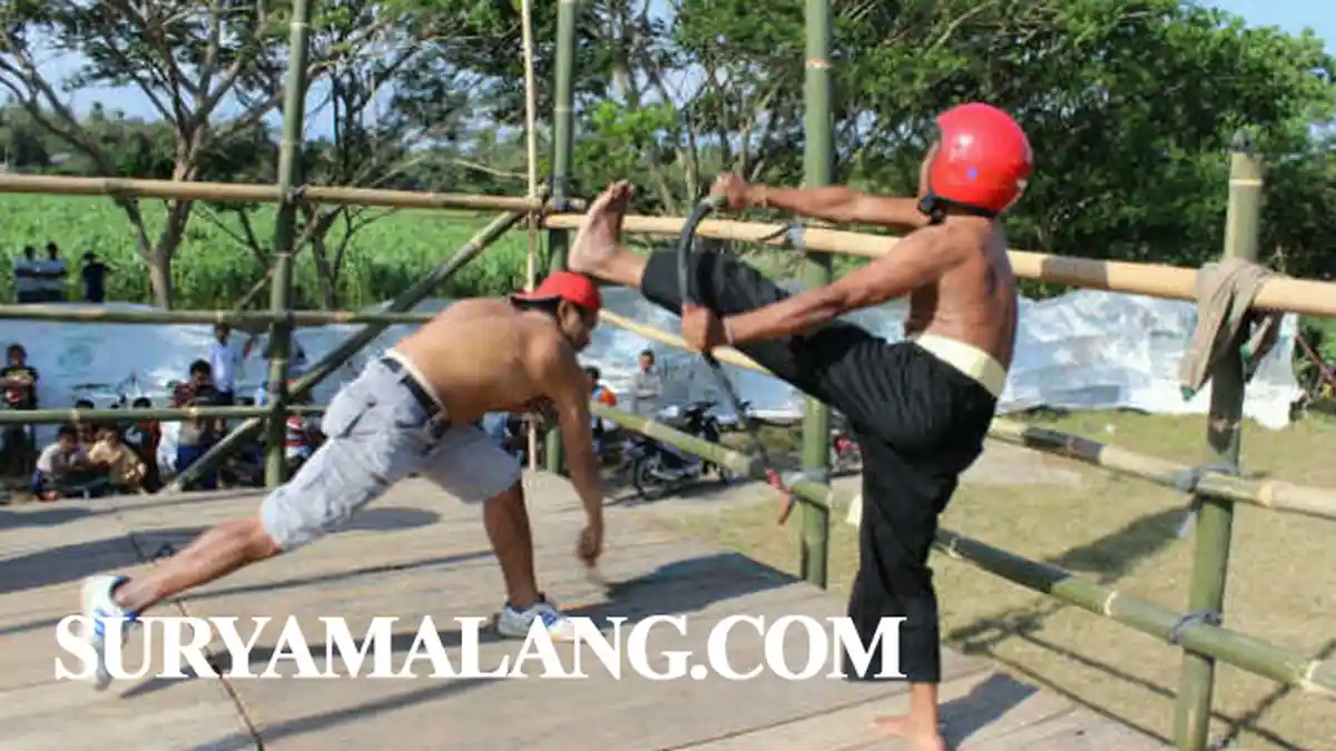 Demi Minta Hujan, Warga Blitar Saling Cambuk Sampai Berdarah-darah
