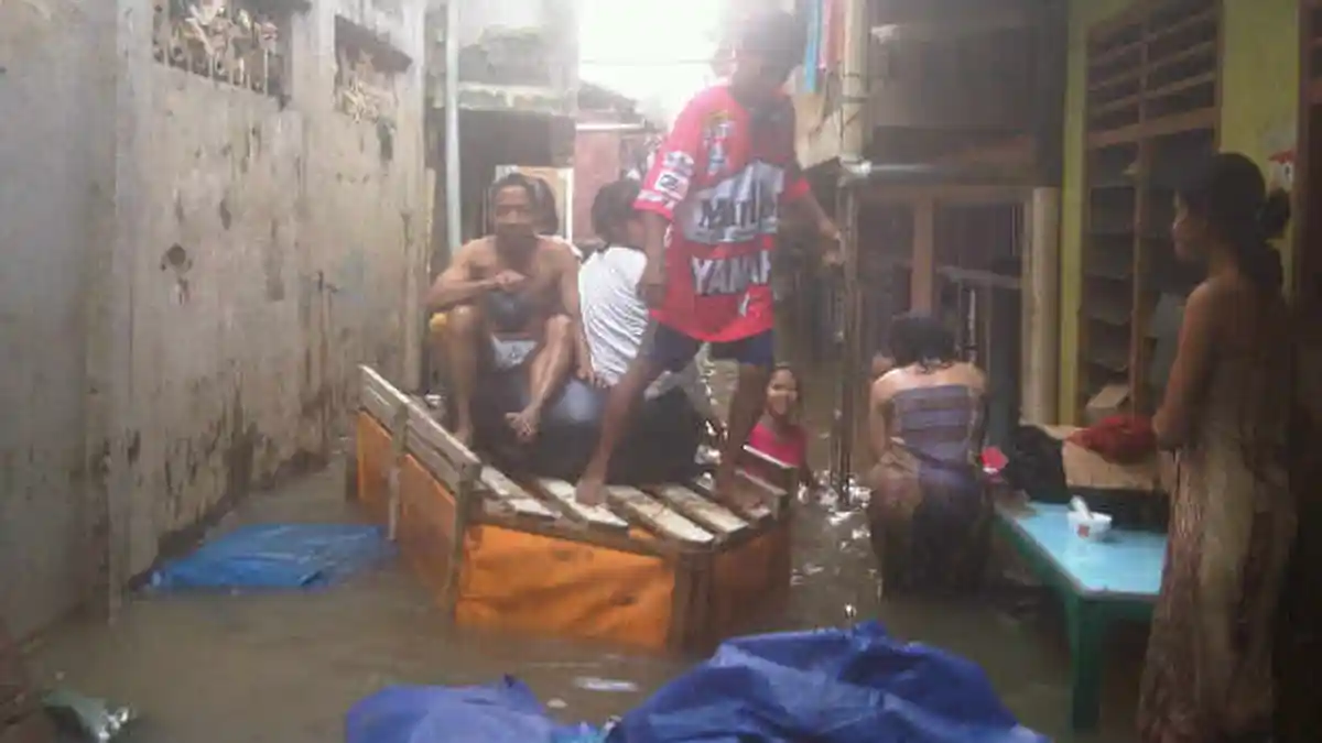 TerendamTiga Meter, Warga Kampung Pulo Tetap Beraktivitas