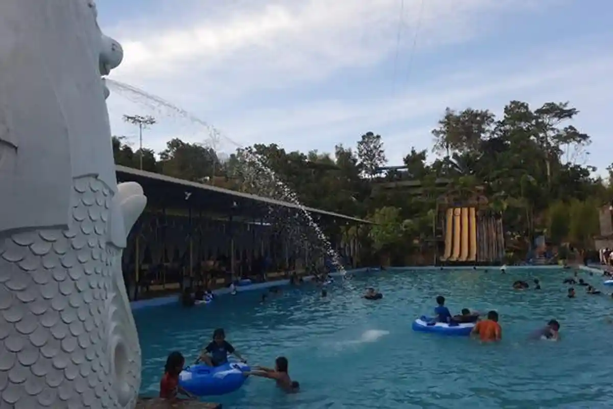 Serunya Seluncuran dan Kolam Ombak Pemandian Serayu Jelang Pergantian Tahun