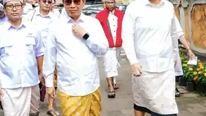 Bupati-Adi-Arnawa-dan-Wabup-Bagus-Alit-Sucipta-saat-penganyaran-di-Pura-Ulun-Danu-Batur.jpg