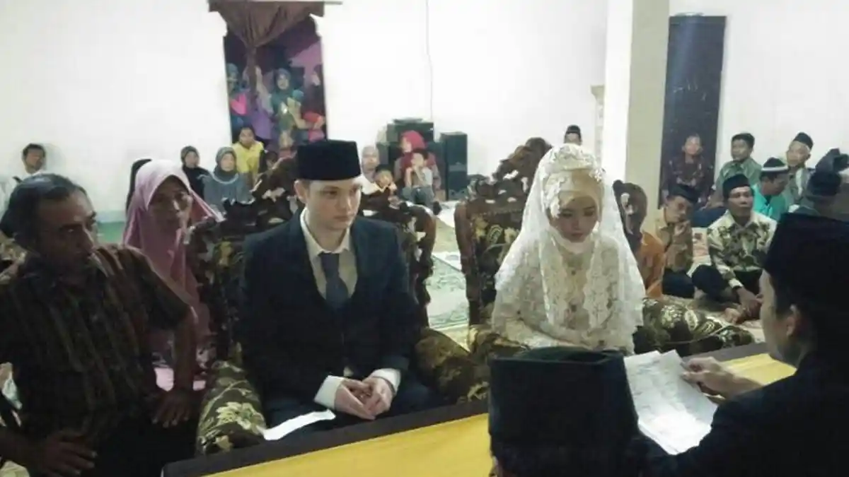 Kisah Bule Ganteng Asal Selandia Baru Nikahi Gadis Wonogiri: Jadi Mualaf Hingga Lafalkan Ijab Kabul