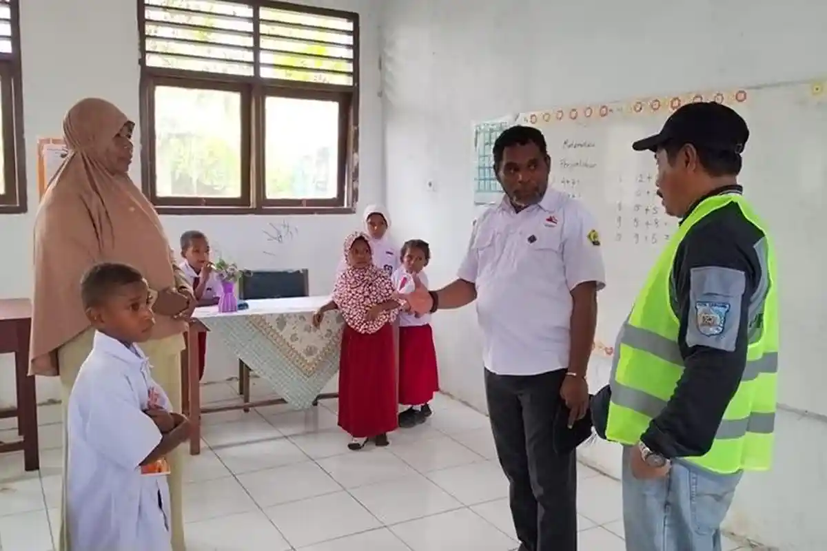 Kemenag Papua Barat Beri Bantuan Alat Tulis untuk Murid SD di Kaimana