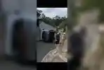 truk-terguling-taraju-kuningan.jpg