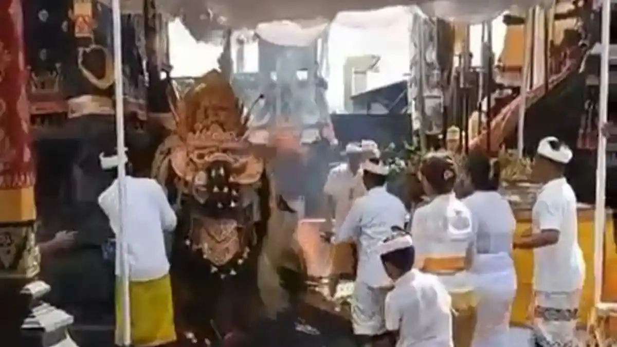 VIRAL Pelawatan Barong Terbakar di Seminyak Badung, Ternyata Saat Prosesi Ngider