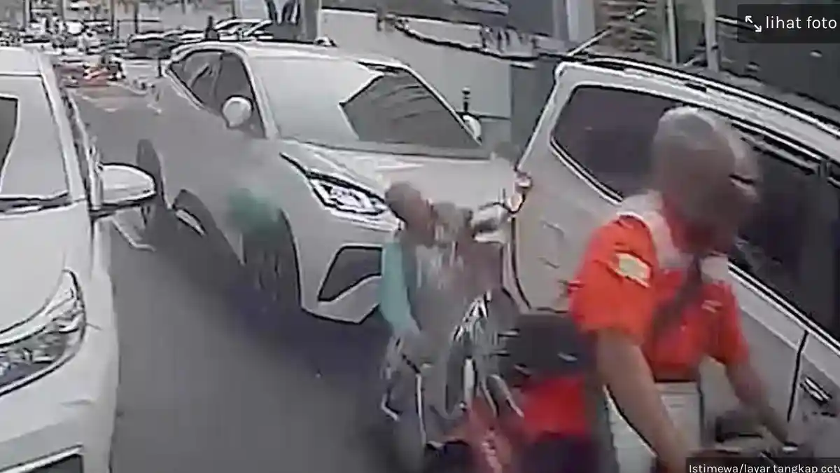 Amuk Warga Sambut Sopir EV Usai Tabrak Ojol