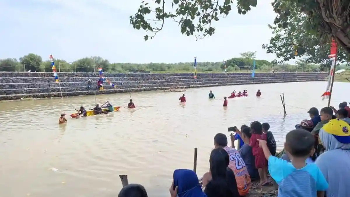 Nelayan Mangkang Semarang Rayakan Kemerdekaan, Bikin Lomba Tarik Tambang Perahu dan Tangkap Bebek