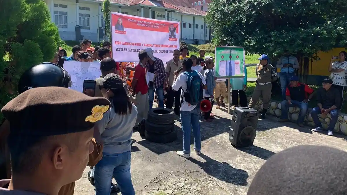 Warga Desa Lata-Lata Halmahera Selatan Berunjuk Rasa, Minta Bupati Tak Lantik Kades Terpilih