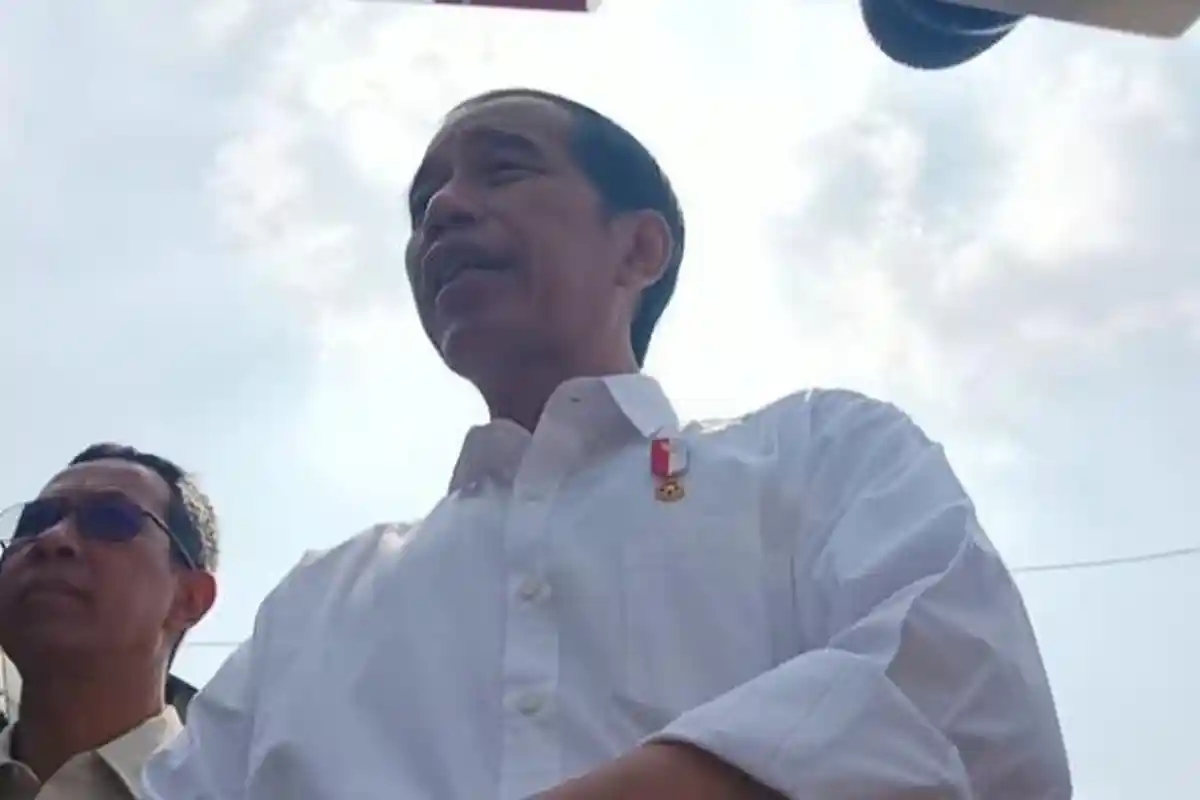 Jokowi Mendadak Tertawa Ketika Ditanya Soal Kekecewaan PDIP yang Merasa Ditinggalkan