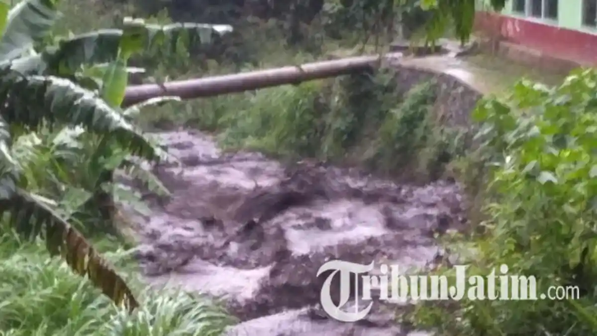 Limbah Kotoran Sapi Terjang Sungai di Blitar Imbas Hujan Deras 7 Jam, Warga Mendadak Panik Ketakutan