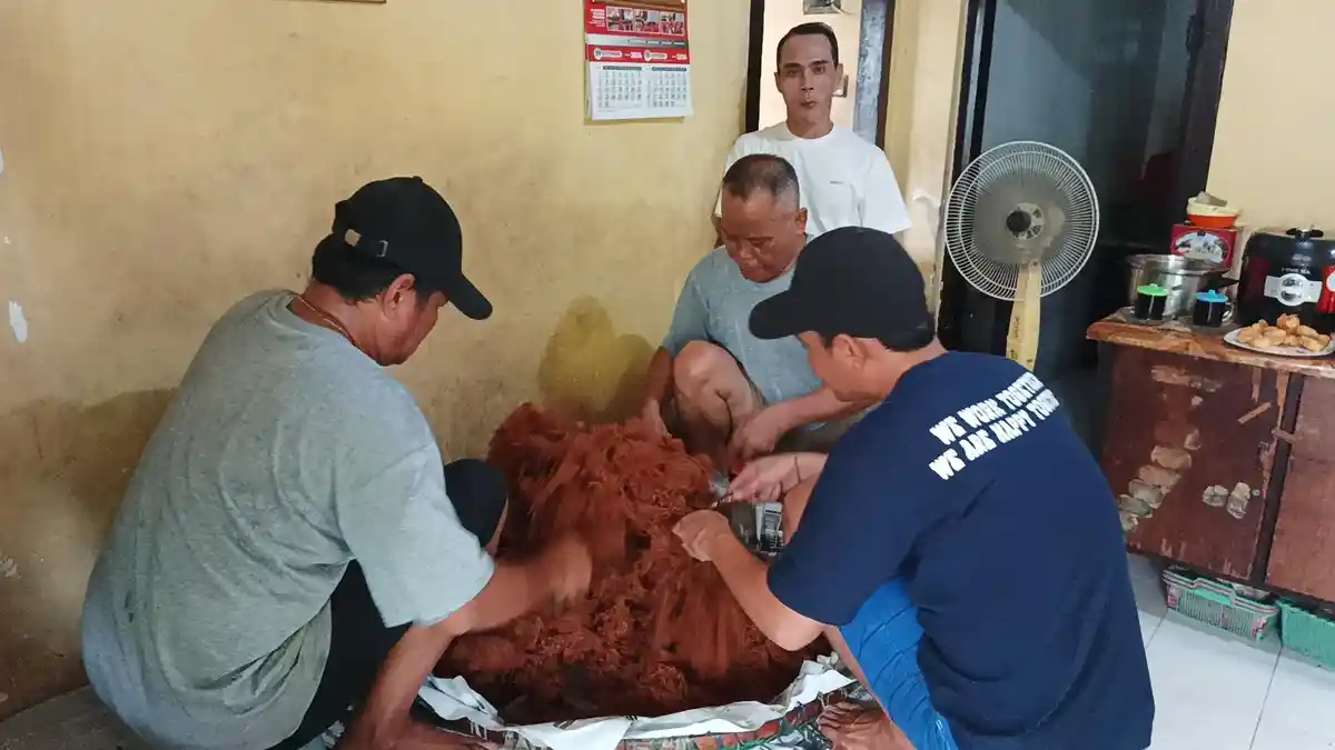 Abon Sapi Bu Sarti Khas Surabaya Bertahan 29 Tahun, Habiskan 720 Kilogram Daging Tiap Hari