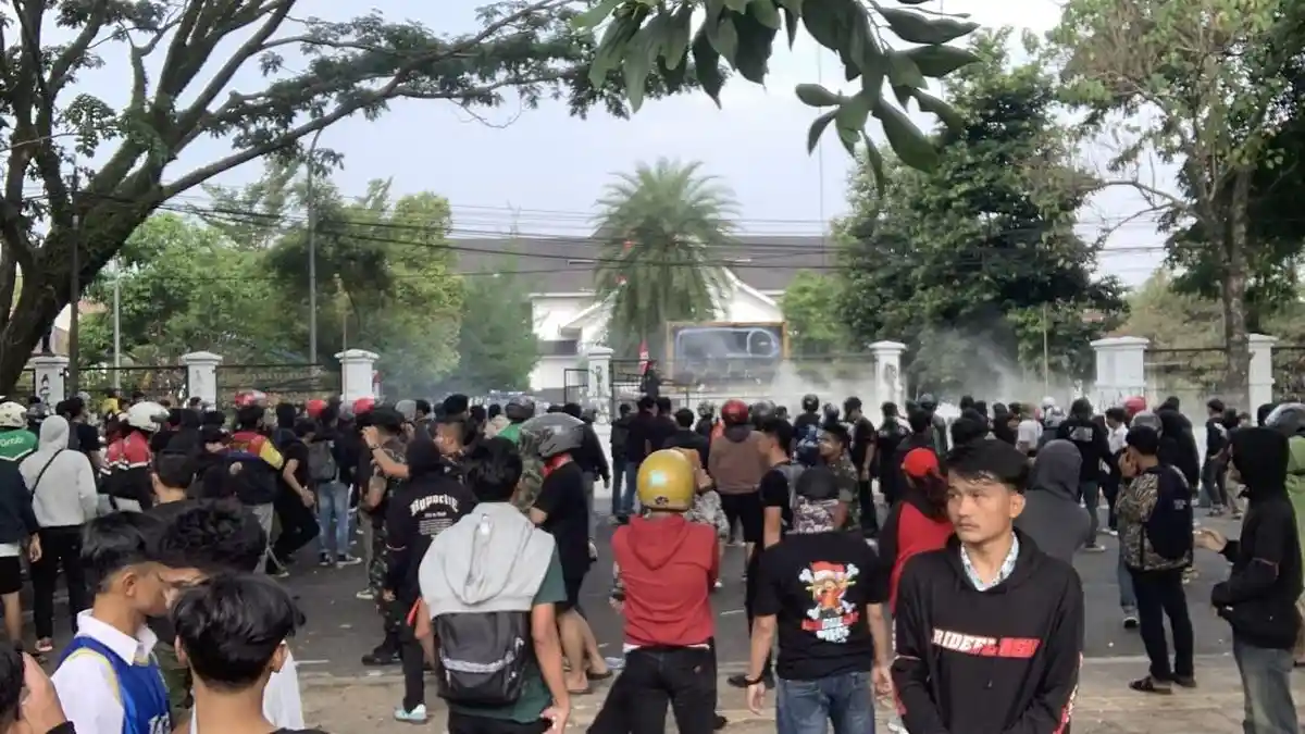 BREAKING NEWS: Aksi Demo di Cianjur Mulai Ricuh, Polisi Tembakkan Gas ...