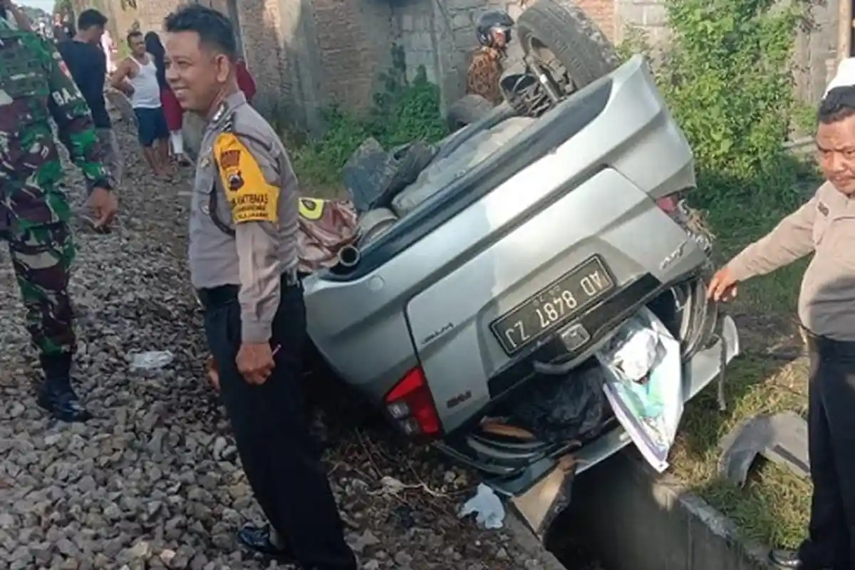 Kecelakaan: Honda Jazz Tertabrak Kereta Matarmaja di Sragen, Terseret 10 Meter, Ini Kondisi Sopirnya