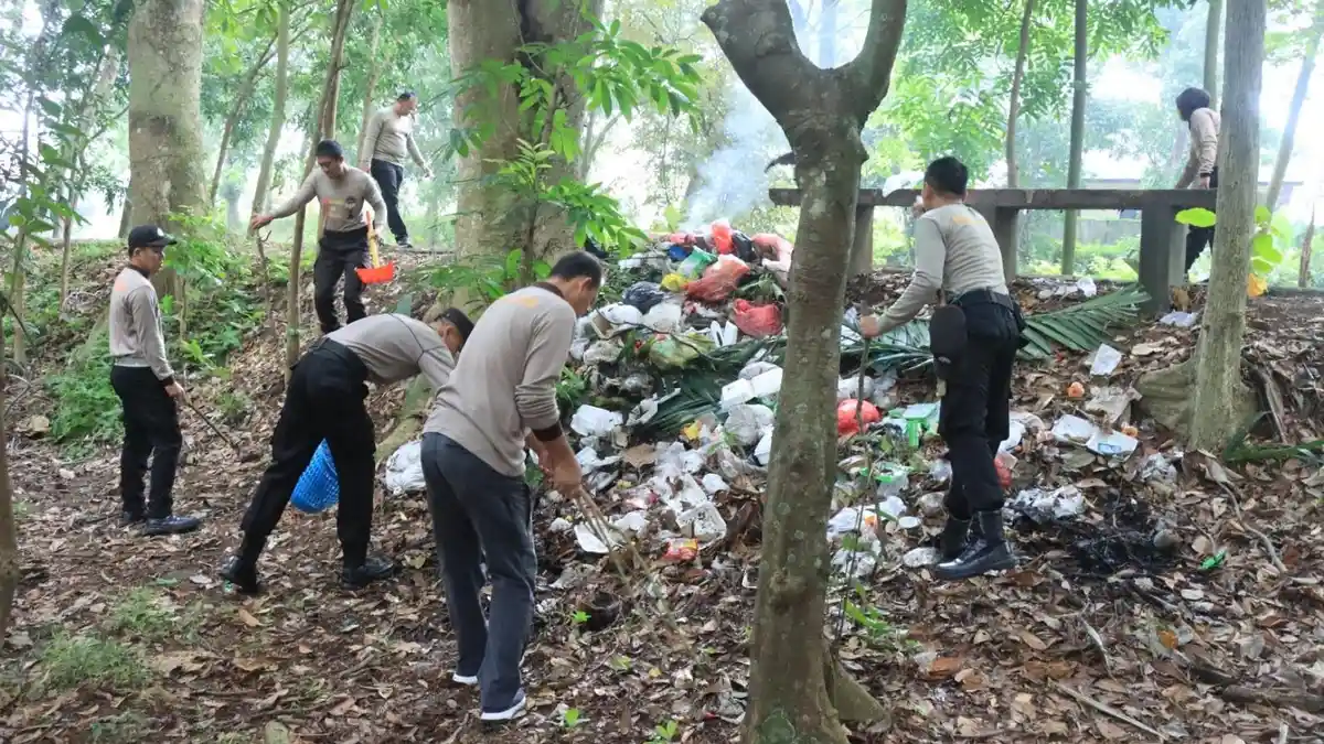 Polres Metro Polda Lampung Pasang Banner Imbauan Jaga Kebersihan