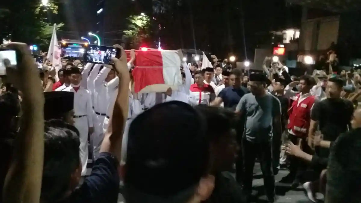FOTO: Jenazah IYL Tiba di Rumah Ibundanya Jalan Haji Bau Makassar - jenazah-mantan-bupati-gowa2.jpg
