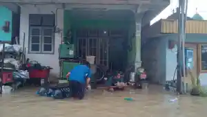 Warga-Kelurahan-Ledok-Wetan-kebanjiran-luapan-Bengawan-Solo.jpg
