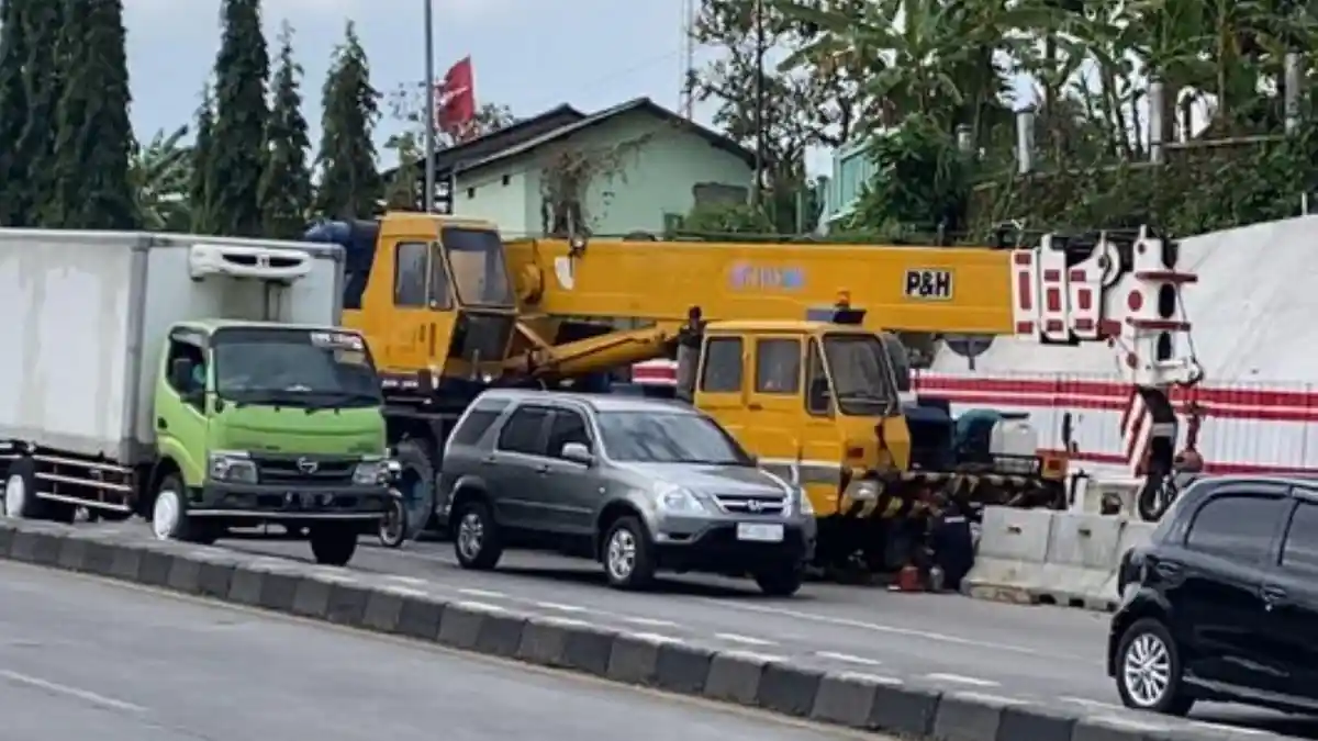 Kecelakaan di Exit Tol Bawen, Truk Crane Tabrak Separator Jalan, Warga: Sopirnya Cerdas