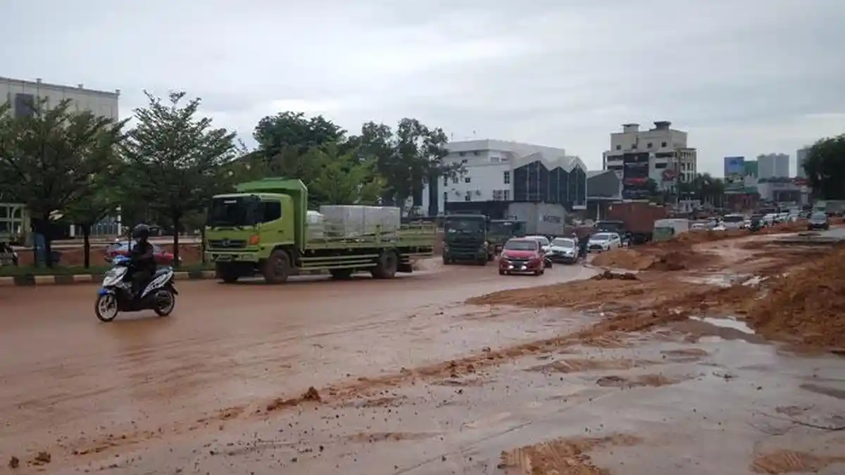 HATI-HATI! Jalan Yos Sudarso Dekat Simpang Jam Licin dan Berlumpur, Bisa Bahayakan Pengguna Jalan