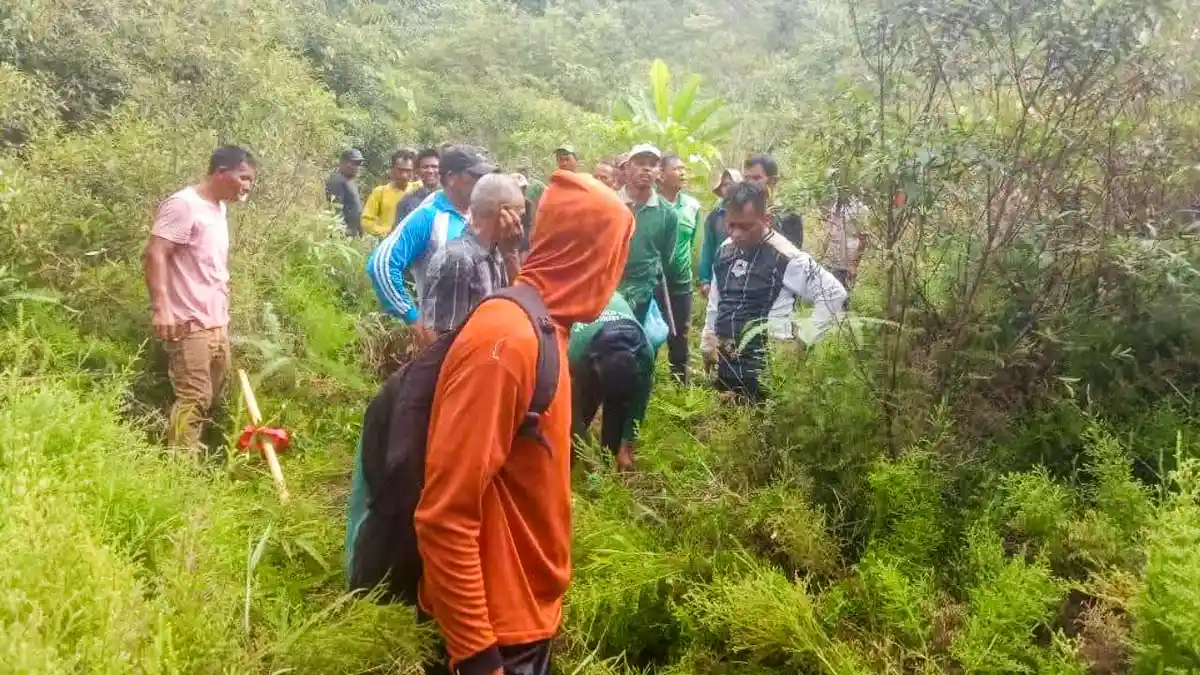 Bupati Lingga Turun Langsung Buka Jalur Pemasangan Tiang Listrik di Resun Pesisir