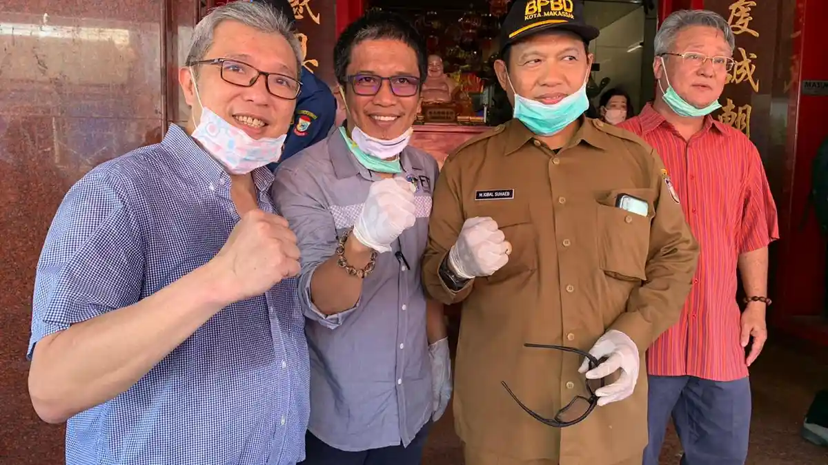Klenteng Xian Ma Bagi 12.000 Masker COVID-19 untuk Relawan UMI dan Pemkot Makassar