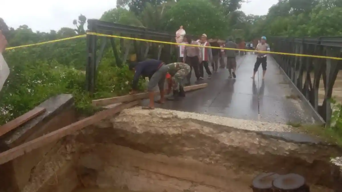 Kepala Jembatan Lalla Simeulue Jebol Dihantam Banjir