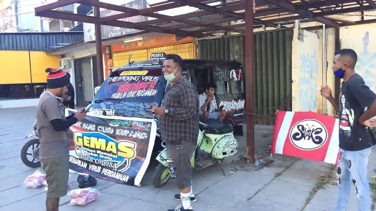 Cegah Covid-19, Slank Fans Club Kupang Bagi Masker Gratis