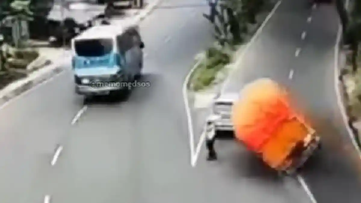 Terekam CCTV Detik-detik Truk Tabrak Terios di Nagreg, Pria Diduga Polisi Nyaris Terhimpit