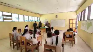 Disperpus-HST-Saat-menggelar-program-Perpustakaan-Keliling-di-SDN-Muara-Hungi.jpg