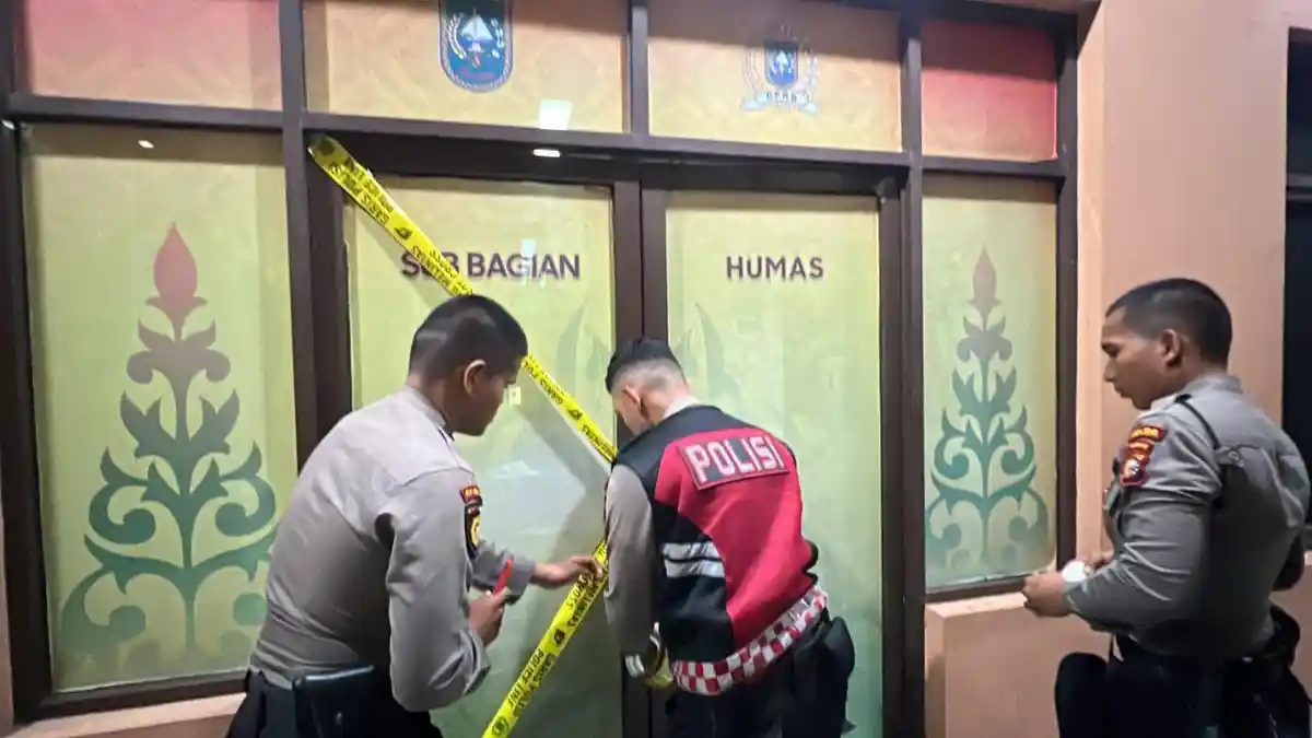 FOTO: Polisi Geledah Sekretariat DPRD Riau - Tim-dari-Polda-Riau-geledah-Sekwan-DPRD-Riau.jpg
